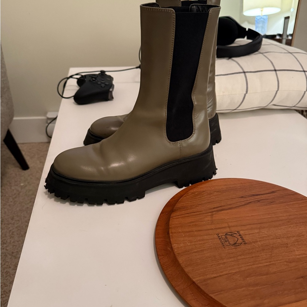 Zara Olive Green Chelsea Boots sz 7